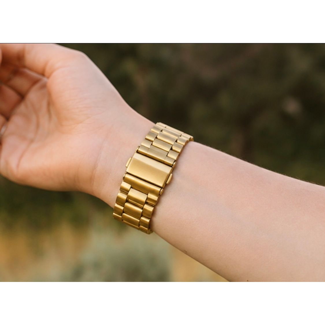 Wide Gold Stainless Steel Apple Watch Band – 18K Vacuum-Plated Adjustable Bracelet
