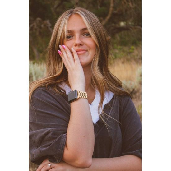 Wide Gold Stainless Steel Apple Watch Band – 18K Vacuum-Plated Adjustable Bracelet
